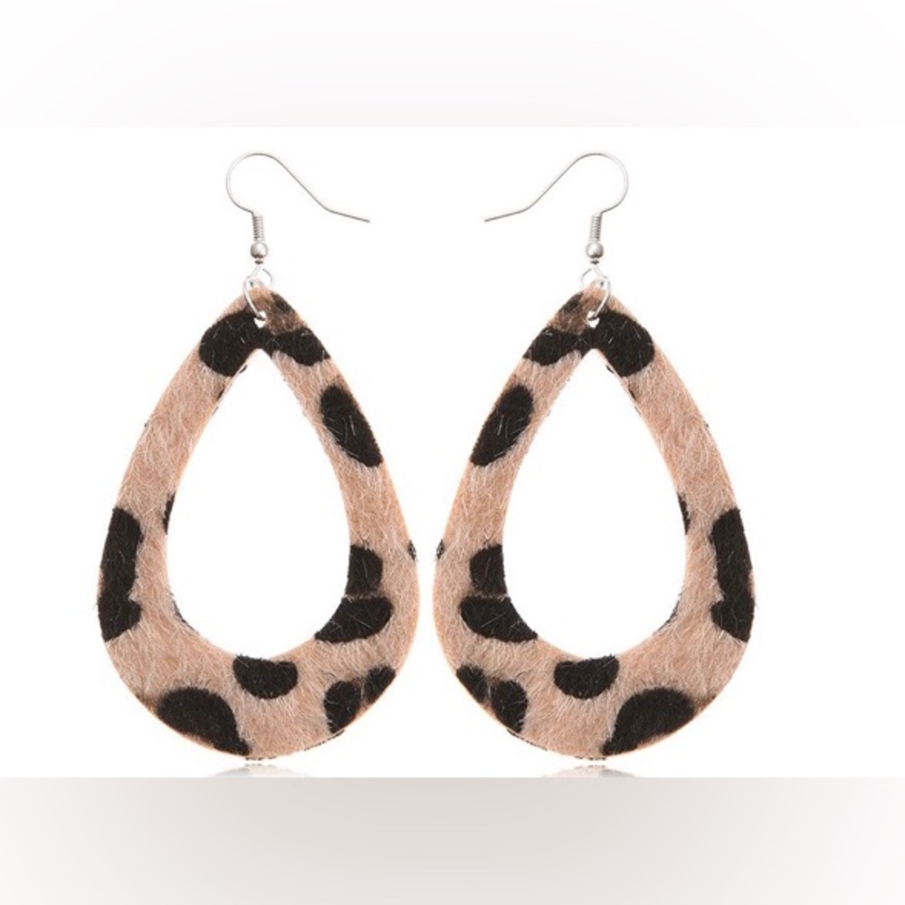 💥 $10 or 3 for $15 💥 Leopard Print Teardrop Faux Leather Earrings